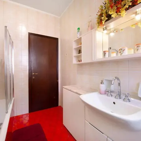 House Of Roses Con Vista Duomo Como